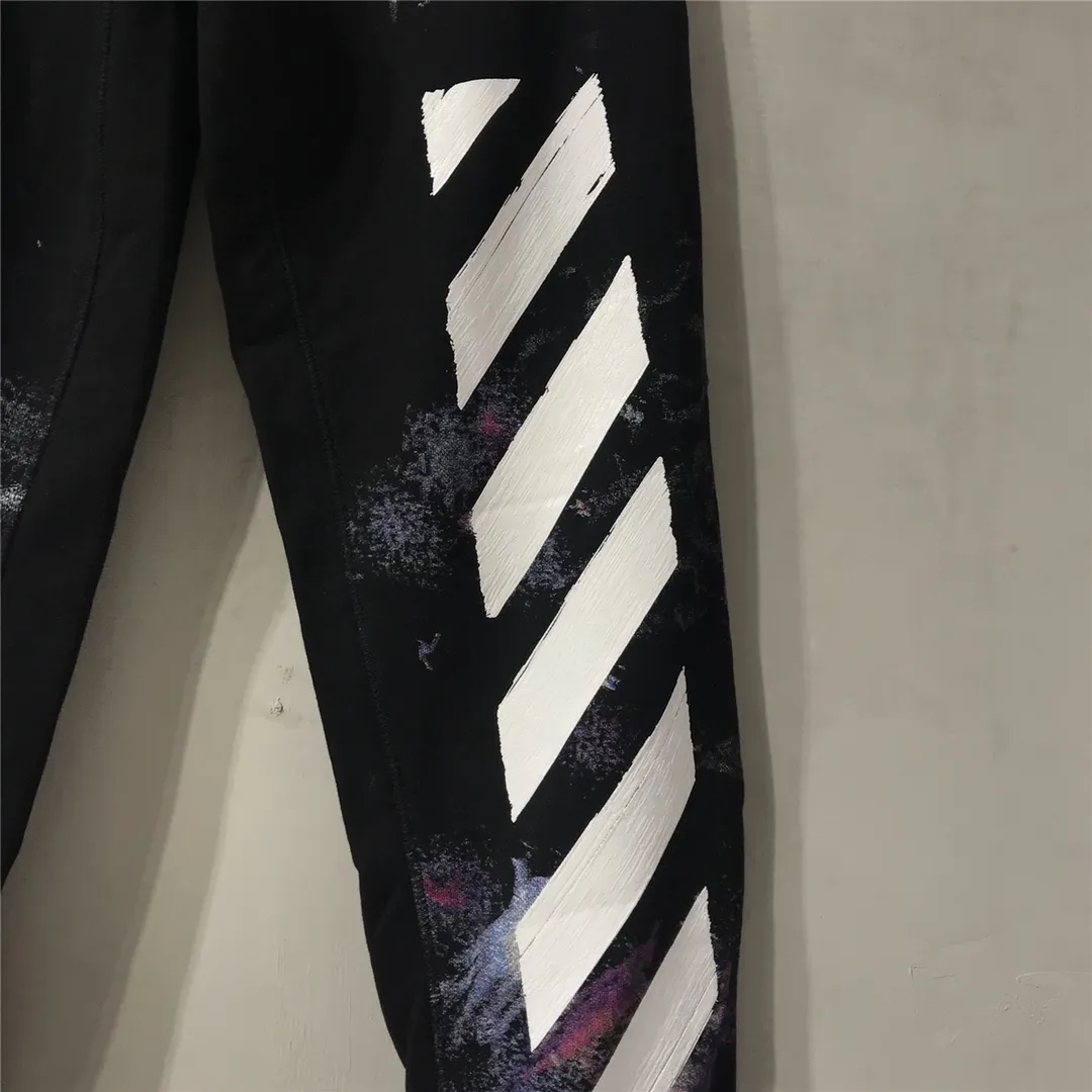Tested version OFF 17FW WHITE Starry Sky Fireworks Splash Ink OW Sports Autumn and Winter Sweatpants Casual Pants Men's and Women's Tight Pants The fireworks color is obtained through contrasting printing. There are eight panels in the whole body. Seven color sets and eight panels are printed in eight times. The first layer is gray, the second layer is white, the third layer is yellow, the fourth layer is green, the fifth layer is blue, the sixth layer is purple, the seventh layer is orange, and the last layer is made of arrow paint printing. The seven colors are stacked on each other, and new colors will also be produced. The arrows on the back and the squares on the front are first glued and then hung four times in a row. The paint has an obvious concave and convex feeling. Quality depends on the details. The blue letters are electrostatic three-dimensional flocking. They are made separately first and then printed through high-temperature thermal transfer. The difficulty is unprecedentedly high. I have made more than 50,000 pieces of fireworks series in total. More than half of the ones you see on the market are from my home!  Size: XS-L Color: Black (The waist is elastic and can be enlarged) P: 380